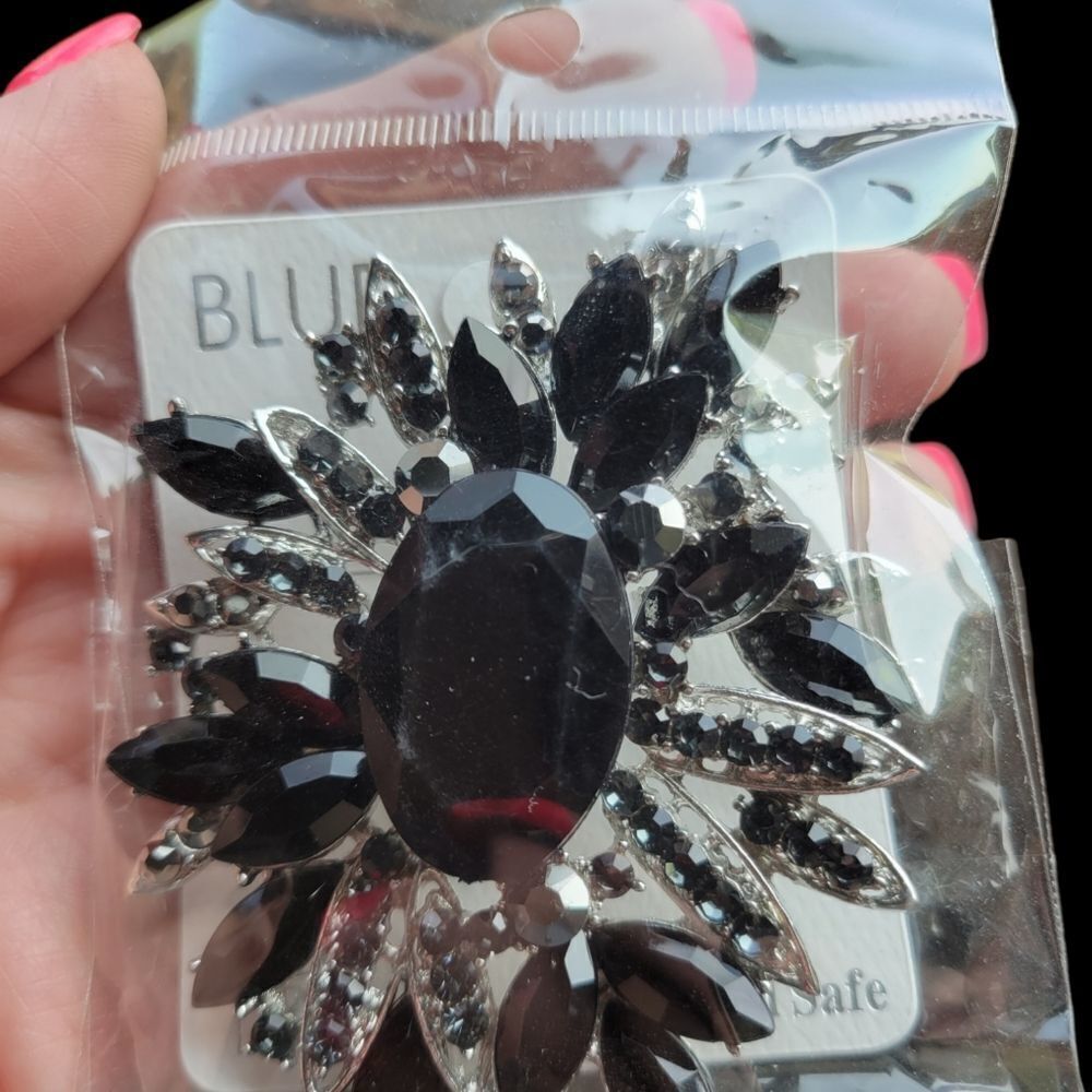 Black stone brooch  